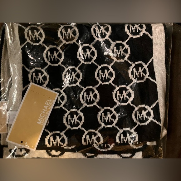 Michael Kors Monogram Black and White Scarf - Picture 1 of 1
